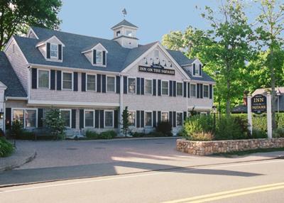 Cape Cod Motels - Admiralty Inn and Suites